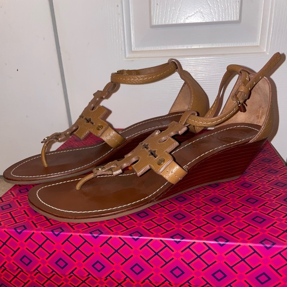 Tory Burch Chandler Wedge Sandals. Color Royal Tan - Picture 2 of 6